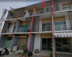 For Sale 4 Beds Townhouse in Mueang Chai Nat, Chainat, Thailand