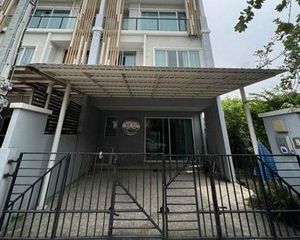 For Rent 3 Beds Townhouse in Pak Kret, Nonthaburi, Thailand