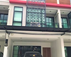 For Rent 4 Beds Townhouse in Mueang Chiang Mai, Chiang Mai, Thailand