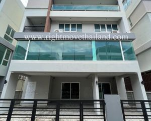 For Sale or Rent 4 Beds Retail Space in Bang Phli, Samut Prakan, Thailand