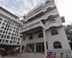 For Sale Office 900 sqm in Watthana, Bangkok, Thailand